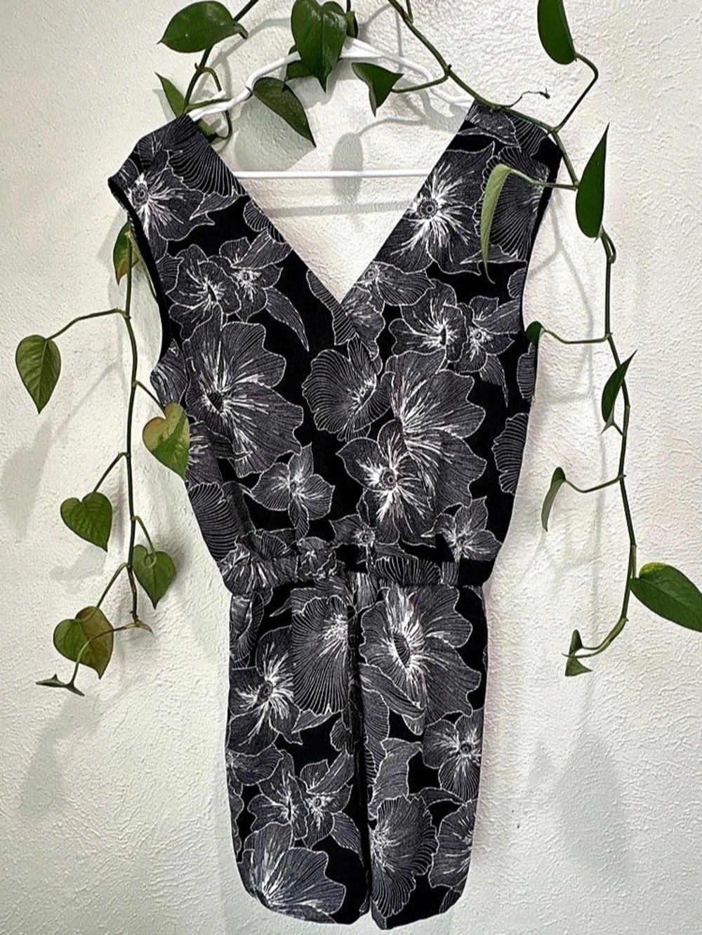 LOFT Floral Romper in Black & White Size XS Like New